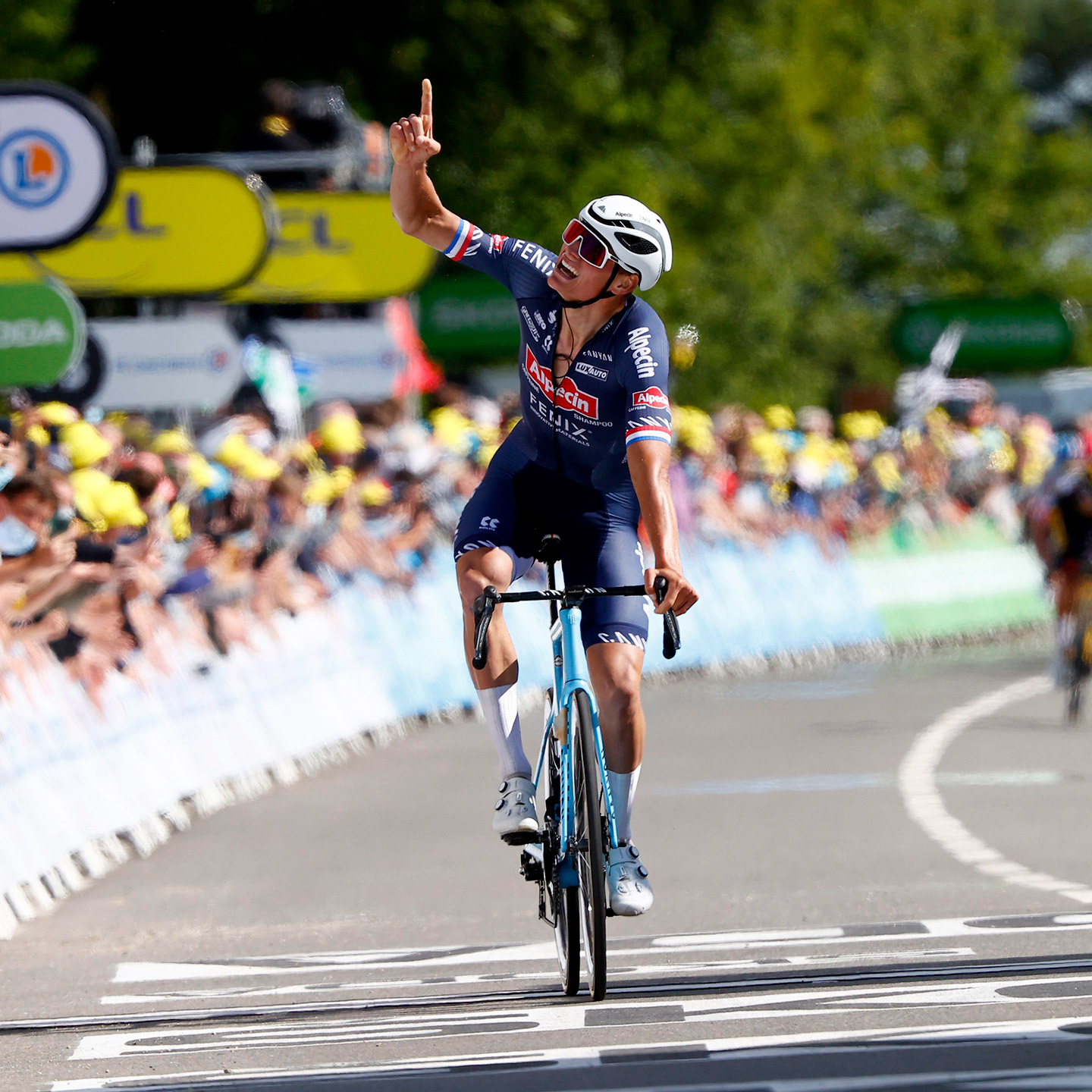 Mathieu van der Poel wins of stage 2 Tour de France and takes the